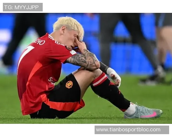 加纳乔单刀失机引发怒火捶草皮表情失落惹人关注