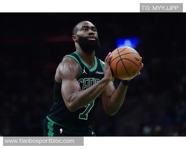 杰伦布朗谈球队战绩超预期强调保持紧迫感的重要性